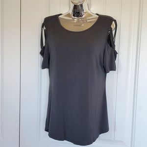 Cold shoulder top w/criss-cross straps. Gray, size Small.